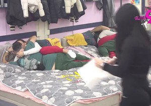 Bebica i Teodora razmenjuju nežnosti