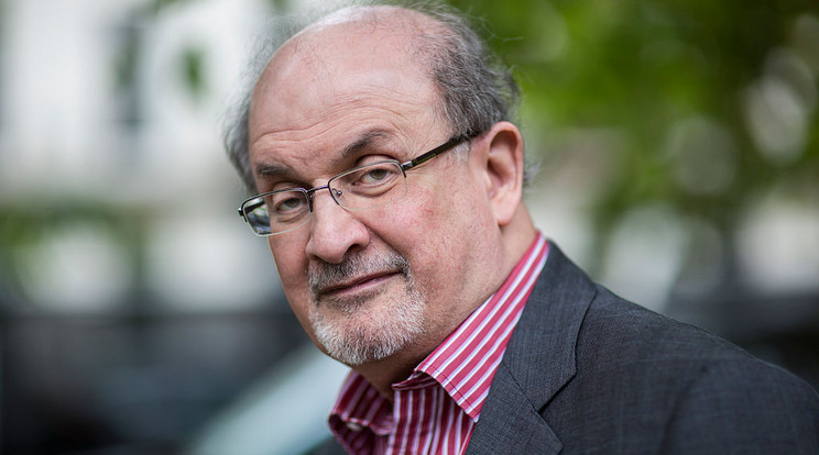 Így van most Salman Rushdie: küzdenek a megkéselt író életéért. Fotó: Getty Images