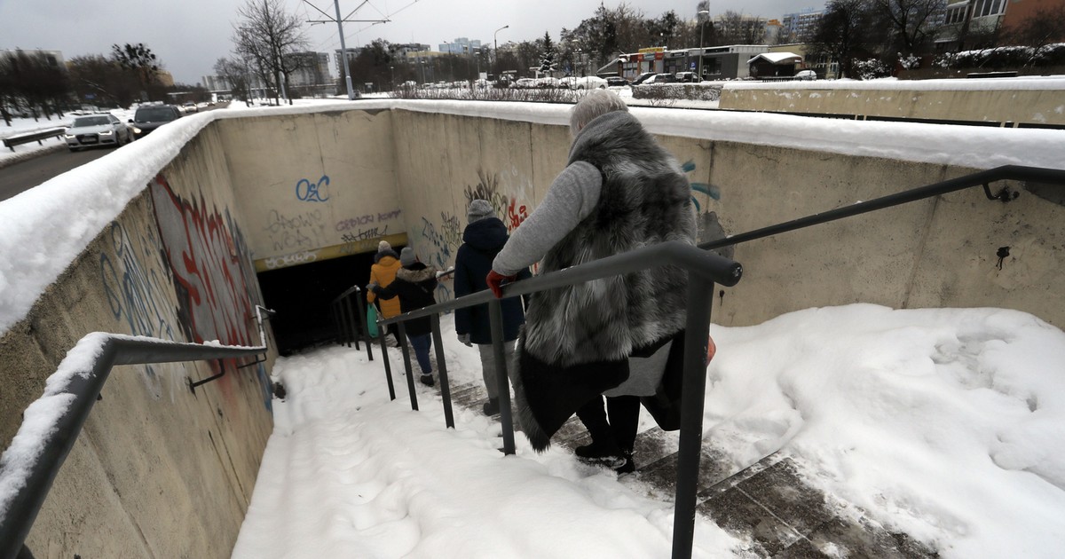 Ślisko przed domem? Ten sposób działa lepiej niż sól i nie brudzi tak, jak piasek