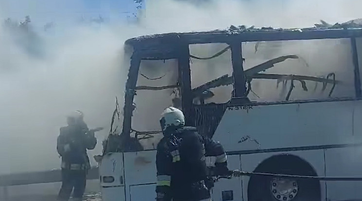 Nagy erőket vetettek be a tűzoltók az M7-esen kigyulladt busz lángjainak megfékezéséhez / Fotó: Katasztrófavédelem