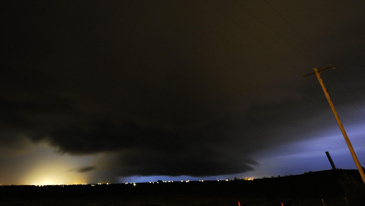 Liczne tornada nawiedziły w sobotę (czasu miejscowego) kilka stanów w środkowej i południowej części USA. Wichury zrywały linie energetyczne i dachy domów. Meteorolodzy zapowiadają dalsze pogorszenie pogody. Jak informuje agencja Associated Press stwierdzono pięć ofiar śmiertelnych w Oklahomie. Wcześniej media informowały o dwóch. Jak donosi Reuters do rana naszego czasu przez USA przeszło aż 48 tornad.