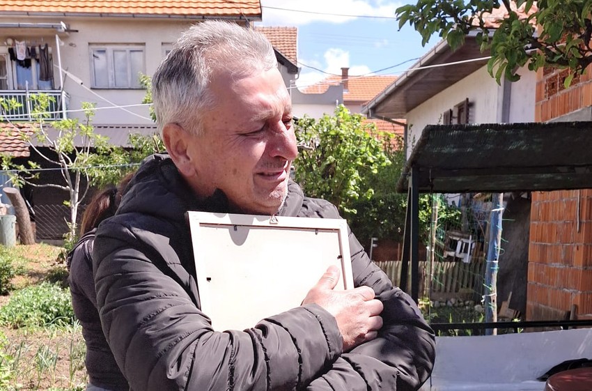 Otac Izvan Zdravković nakon nesreće grli fotografiju nastradale ćerke
