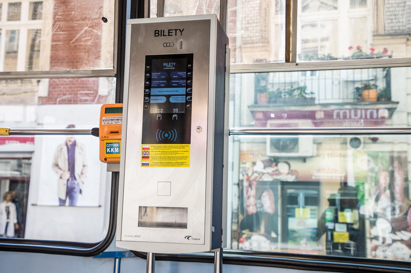 W automatach biletowych w tramwajach i autobusach zapłacimy tylko kartą