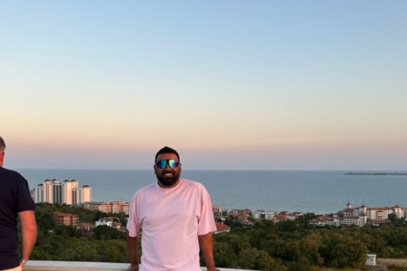 (FOTO) Jedan od najpoznatijih folkera (47) na Balkanu UGRADIO SILIKONE U GRUDI: "Obim prsa je 132 centimetra! Teško mi je da spavam na stomaku"