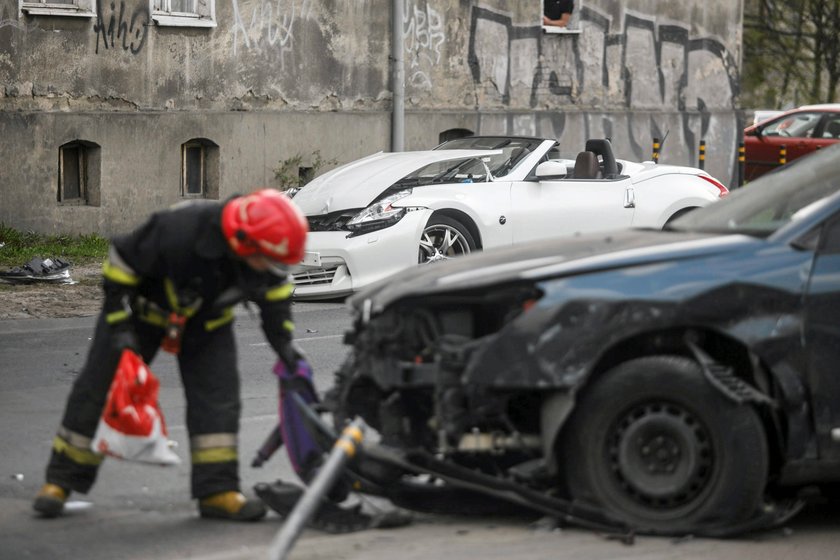 Wypadek z udziałem trzech samochodów i grupy rowerzystów przy Galerii Bałtyckiej w Gdańsku Wrzeszczu