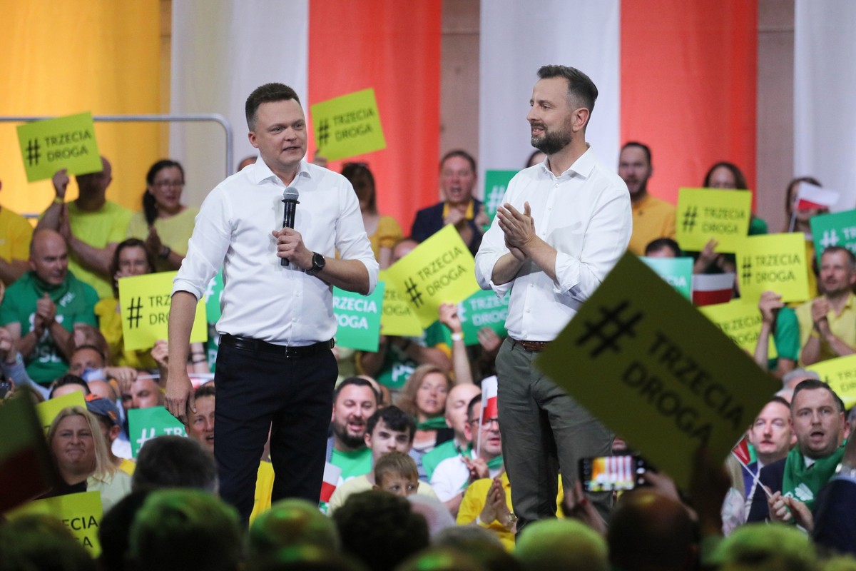 Grodzisk Mazowiecki, 24.06.2023. Prezes Polskiego Stronnictwa Ludowego Władysław Kosiniak-Kamysz (P) i przewodniczący partii Polska 2050 Szymon Hołownia (L) podczas konwencji politycznej pod hasłem "Trzecia Droga" w Hali Widowisko - Sportowej CAiIS w Grodzisku Mazowieckim, 24 bm. (sko) PAP/Paweł Supernak
