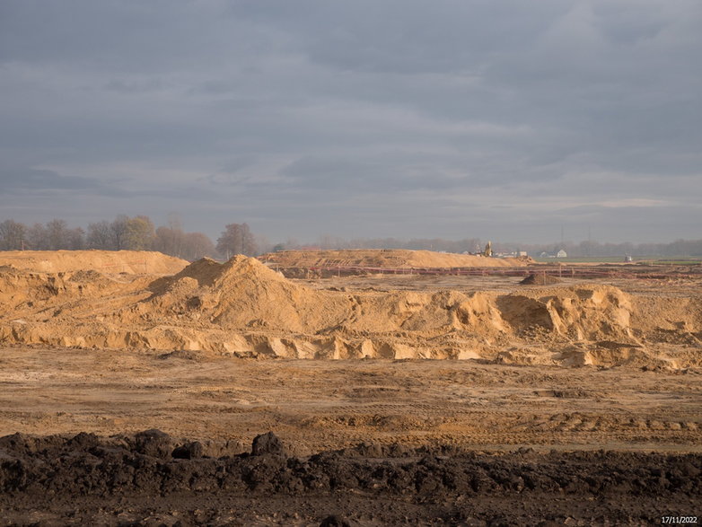 Budowa drogi ekspresowej S-1 - odcinek węzeł Oświęcim - Dankowice - zdjęcia z poziomu ziemi - 17.11.2022 - autor: GDDKiA