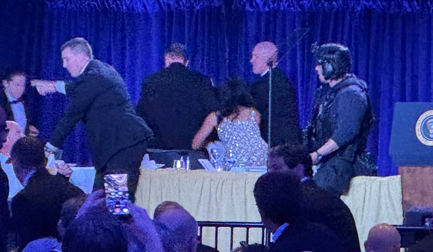 Trenutak pucnjave na Donalda Trampa na godišnjoj večeri Udruženja dopisnika Bele kuće