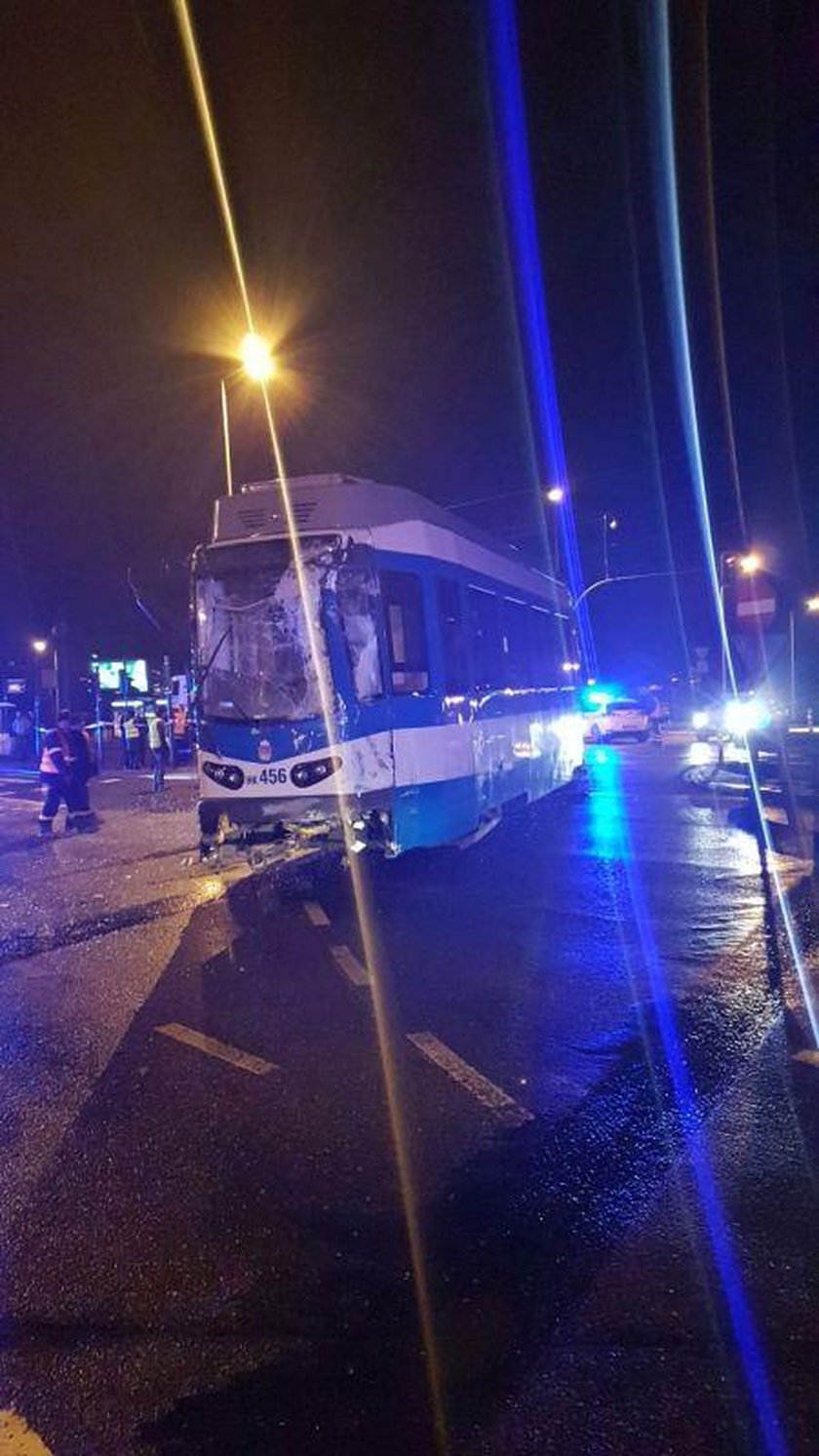 Zderzenie autobusu z tramwajem. Kilkanaście osób rannych