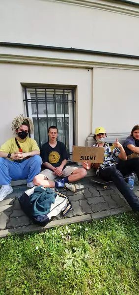 Antek, Cuzco i Wax na pokojowym proteście pod ambasadą w USA w Warszawie, fot. Krzysztof Tragarz