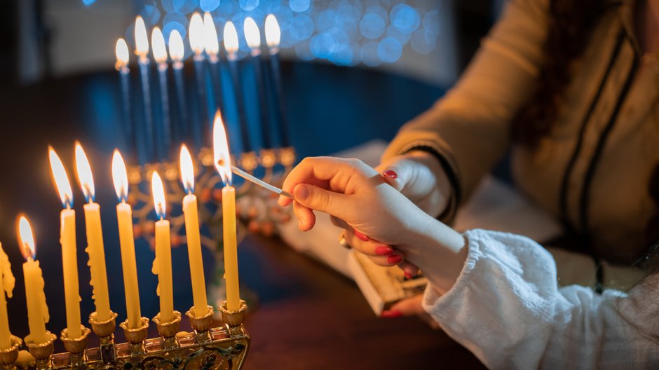 Chanukija to dziewięcioramienny świecznik zapalany podczas święta Chanuka