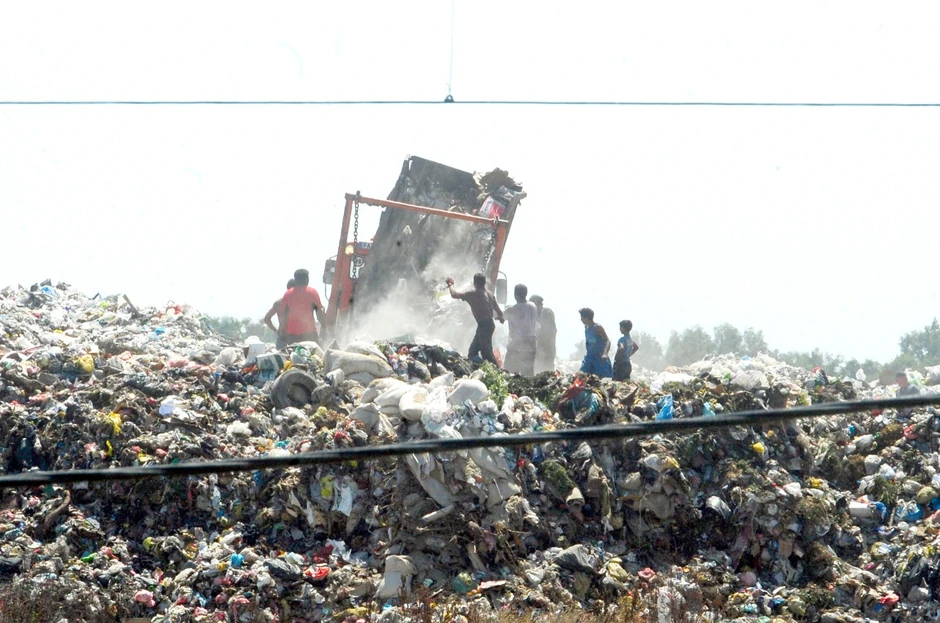 Smeće danonoćno istovaruju, samo par desetina metara od naseljenog mesta