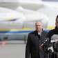 Mateusz Morawiecki i Jacek Sasin przy An-225