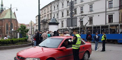 Strażnicy łapią pod kamerą