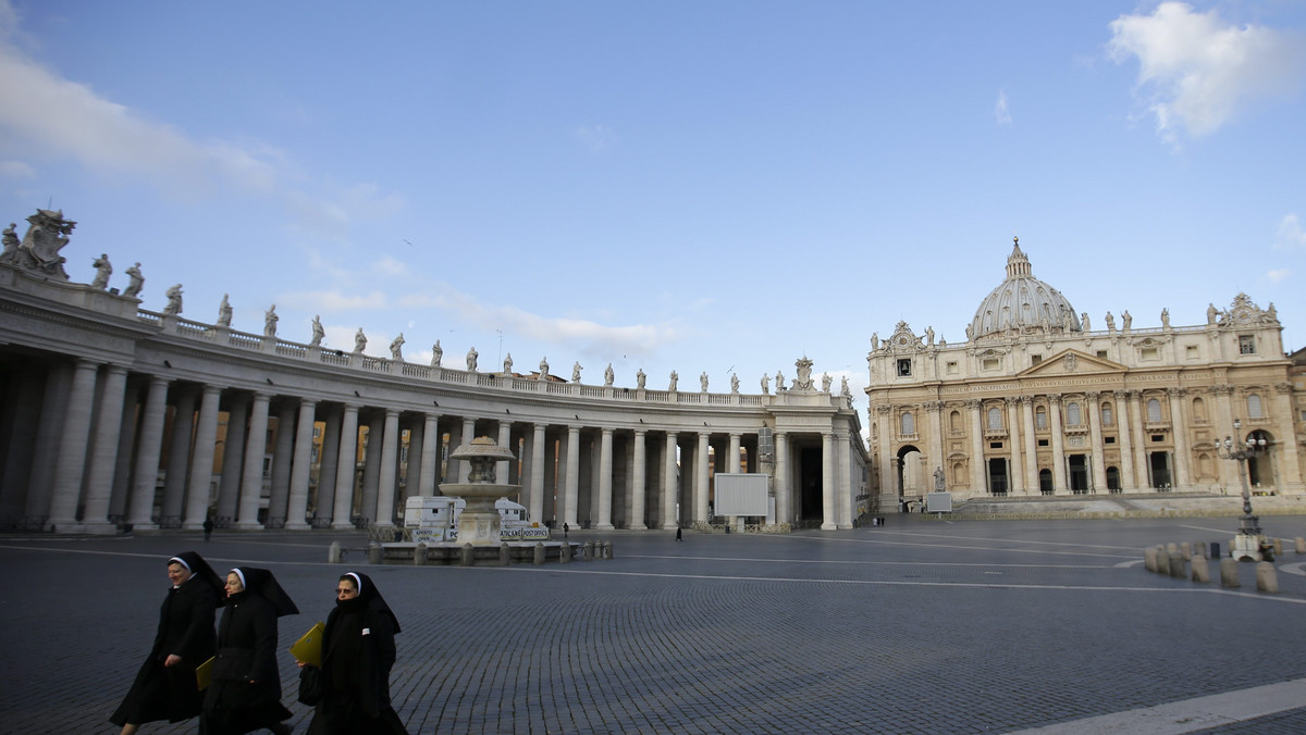 W pierwszą niedzielę po abdykacji Benedykta XVI grupy ludzi z całego świata zgromadziły się w południe na placu Świętego Piotra pod zamkniętym oknem w papieskim apartamencie. To pierwszy świąteczny dzień bez modlitwy Anioł Pański z papieżem.