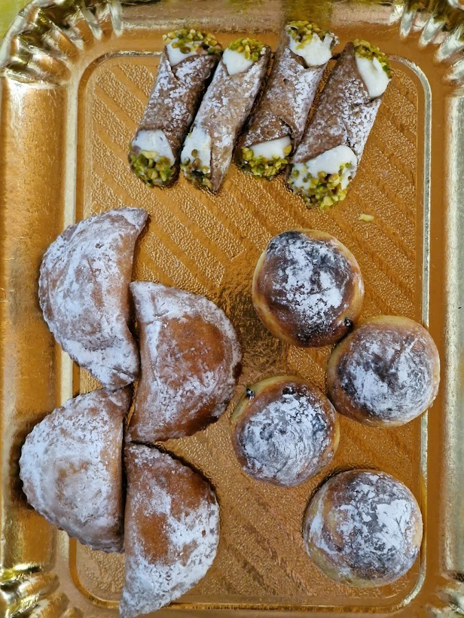 Cannoli predstavujú typický sicílsky dezert.