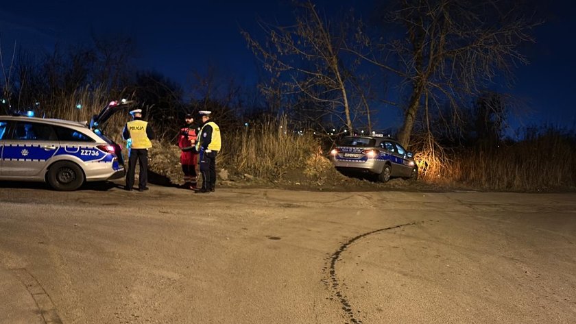 Jest decyzja w sprawie policjantów przewożących nastolatki. Pozostają na służbie, ale...