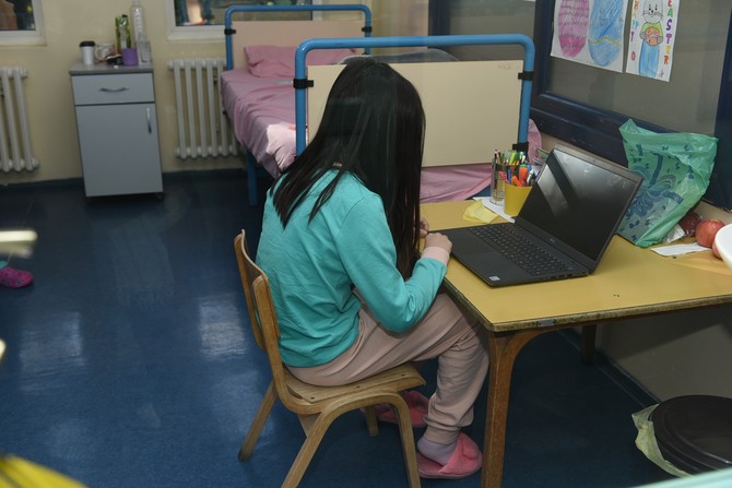 Dvanaestogodišnja Nađa se već 37 dana leči u Dečjoj bolnici za plućne bolesti i TBC, a jedino društvo pored majke pravi joj laptop 