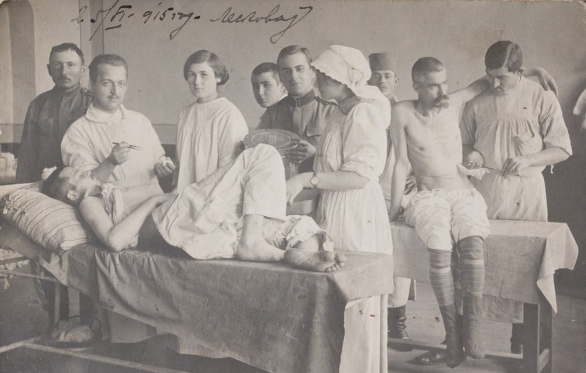 Smilja Kostić, previjanje ranjenika, 1915.