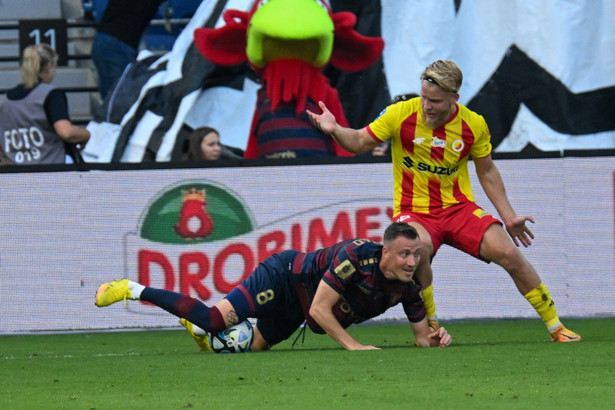 Zawodnik Pogoni Szczecin Fredrik Ulvestad (L) i Yoav Hofmeister (P) z Korony Kielce podczas meczu 8. kolejki piłkarskiej Ekstraklasy