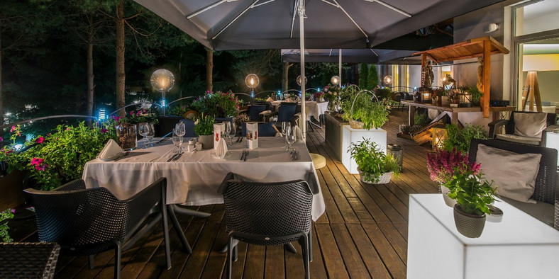 Masuria Hotel & SPA, restauracja ze stolikami na tarasie