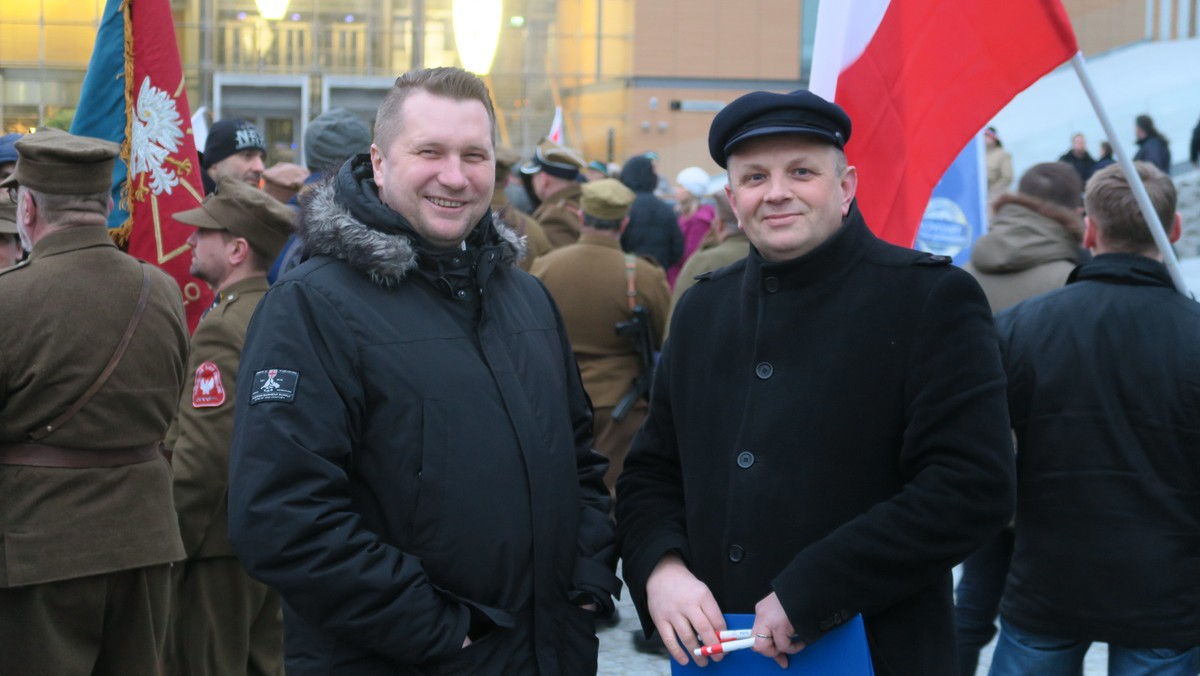 Do premier Beaty Szydło zostanie skierowany apel o odwołanie z zajmowanych funkcji wojewody lubelskiego Przemysława Czarnka oraz kurator oświaty Teresy Misiuk. Chodzi o ich udział w niedzielnym Marszu Pamięci Żołnierzy Wyklętych. Zdaniem przedstawicieli Partii Razem, wojewoda lubelski "doskonale wczuł się w retorykę nienawiści i wskazywania wrogów narodu".