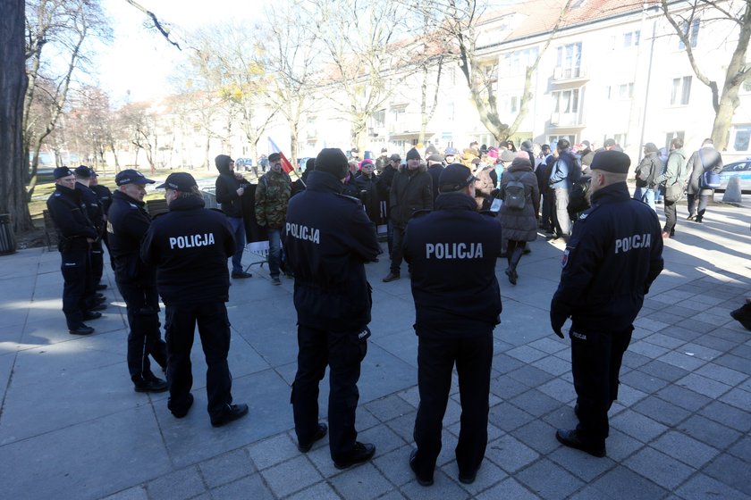 Awantura wokół pomnika ks. Jankowskiego. Doszło do przepychanek