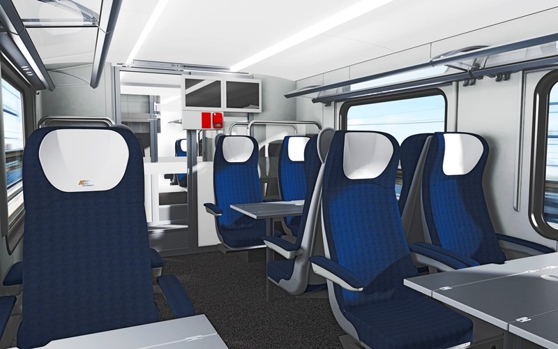 To wnętrze przedziału pierwszej klasy w pociągu Flirt 3 dla PKP Intercity. W środku będzie 60 miejsc pierwszej klasy, 300 drugiej i wagon barowy. Pociąg ma jeździć z prędkością do 160 km/h. Będzie obsługiwał trasy TLK, m.in. między Warszawą i Bydgoszczą, Olsztynem i Krakowem (przez Warszawę i Kielce), Gdynią i Katowicami (przez Łódź i Bydgoszcz) oraz Krakowem i Szczecinem (przez Łódź i Poznań). Flirt jest popularny wśród przewoźników aglomeracyjnych i podmiejskich, ale spółka PKP Intercity zamówiła wersję dalekobieżną.