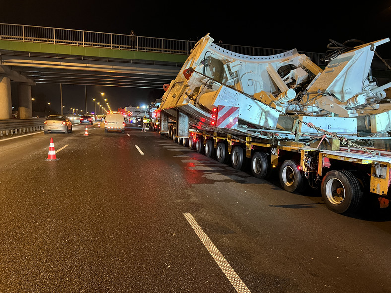 Transport gigantycznej maszyny TBM w Warszawie