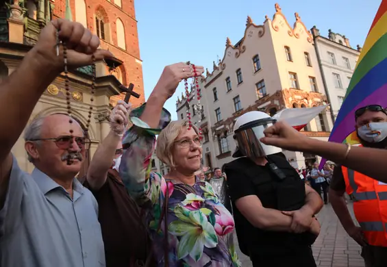 Małopolska kurator oświaty z PiS na kontrdemonstracji. Obok baner "Maryja zwycięży szatana"