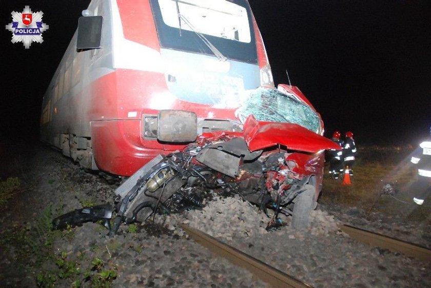 Auto wjechało pod pociąg. Zginęła matka z dzieckiem