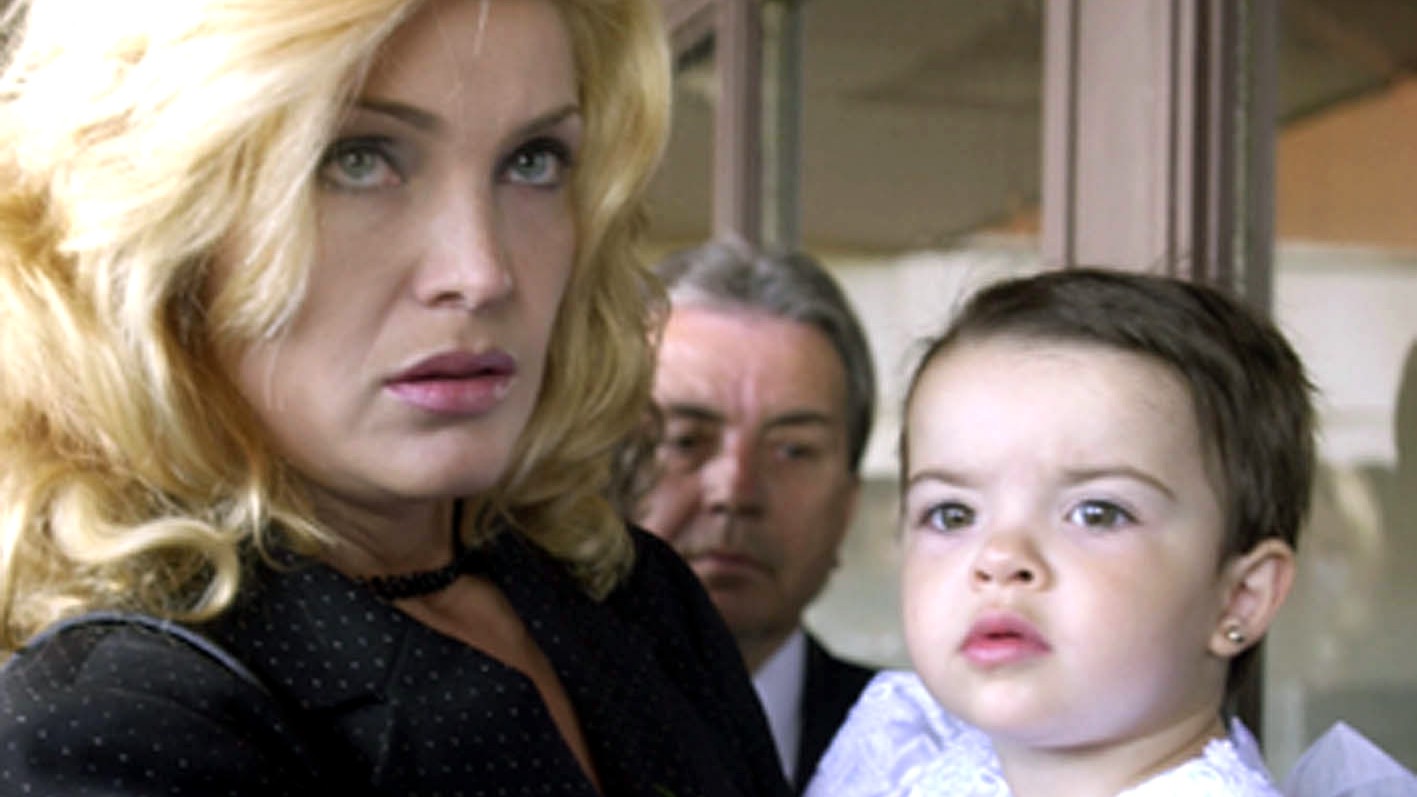 Gabriela Haršányová s dcérou zosnulého Chiarou na oficiálnej rozlúčke s Alexandrom Rezešem v roku 2002. 