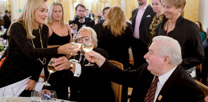 To dla Sharon Wałęsa przemycał szampana?