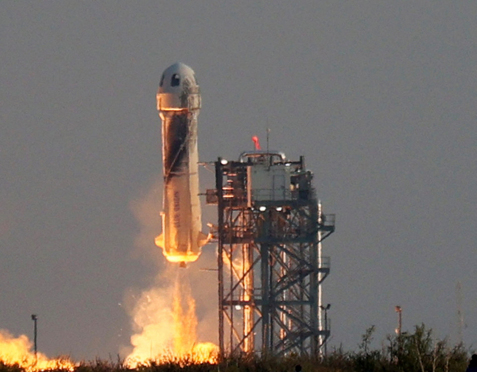 Jeff Bezos poleciał w kosmos. Rakieta New Shepard przekroczyła granicę atmosfery
