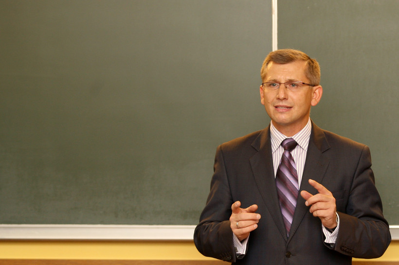 Krzysztof Kwiatkowski w piątkowym wywiadzie dla Rzeczpospolitej powiedział, że wraca do wykonywania określonych w konstytucji i w ustawie obowiązków prezesa NIK-u