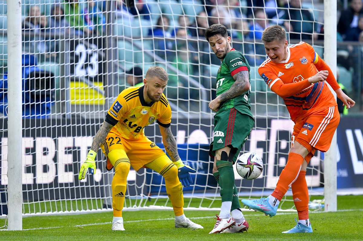 Piłkarz Śląska Wrocław Caye Quintana (C) i bramkarz Michał Szromnik (L) oraz Maciej Ambrosiewicz (P) z Bruk-Betu Termaliki Nieciecza podczas meczu Ekstraklasy