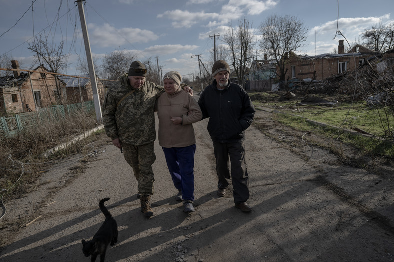 61-letnia Lubow i 75-letni Jurij to ukraińskie małżeństwo, które zajmuje się porzuconymi zwierzętami w Orichowie na Ukrainie, 5 grudnia 2023 r.