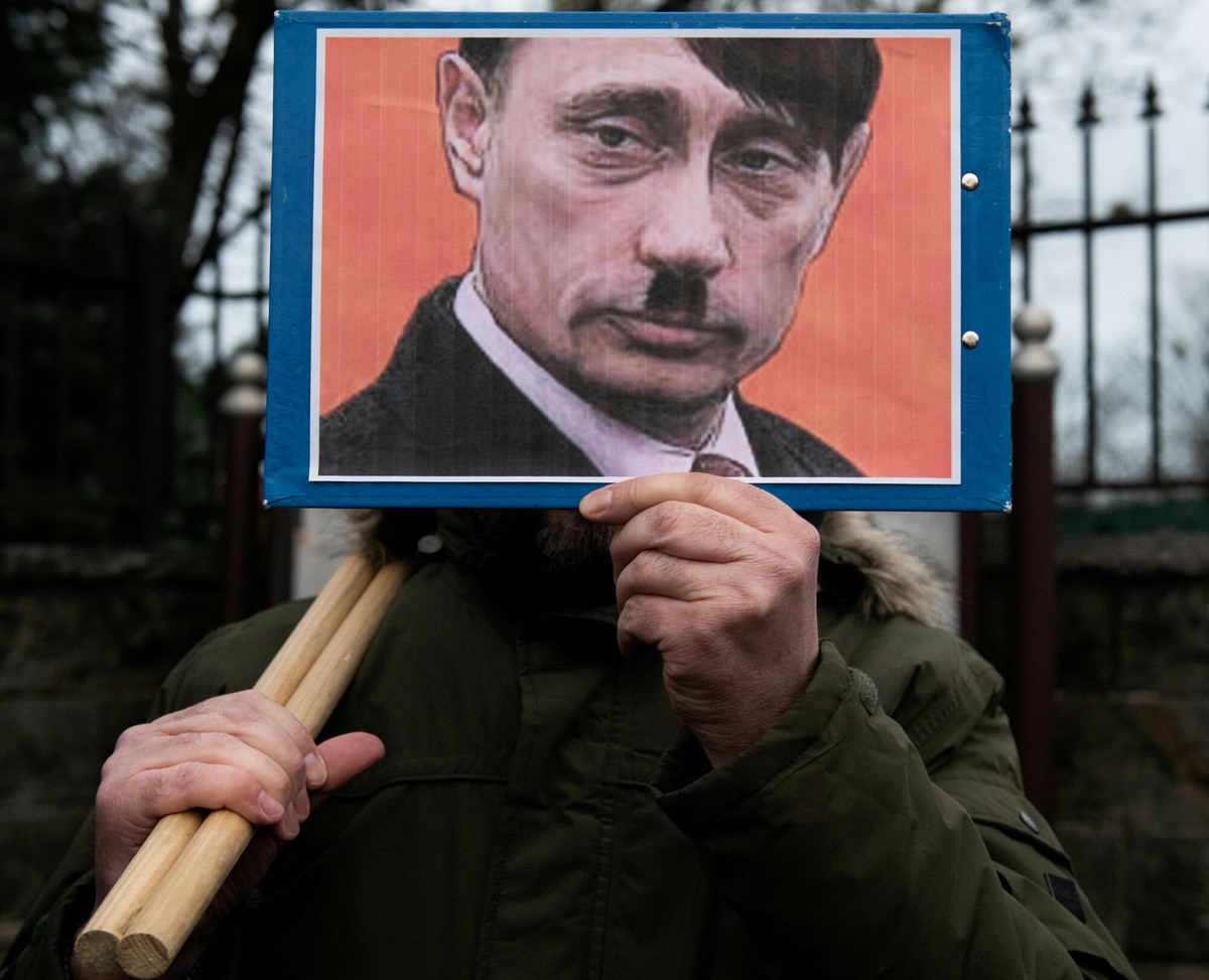 Poznań, 24 lutego 2022. Protest przed rosyjskim konsulatem w Poznaniu, po porannym ataku Rosji na Ukrainę