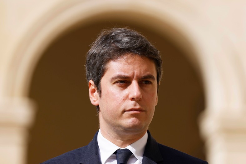 Były premier Francji Gabriel Attal podczas uroczystości państwowych ku czci zmarłego francuskiego polityka i admirała Philippe'a de Gaulle'a, syna Charles'a de Gaulle'a, w Hotelu Inwalidów w Paryżu, Francja, 20 marca 2024 r.