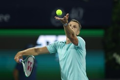 24 asy Huberta Hurkacza. 'Ciężary' Polaka w pierwszej rundzie turnieju w Dubaju