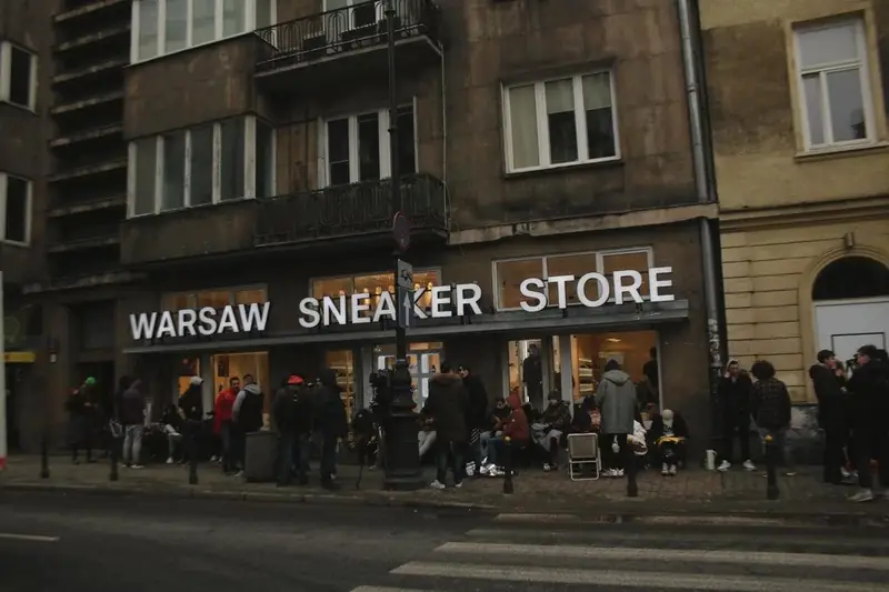 Tłum przed Warsaw Sneaker Store w lutym 2016 roku