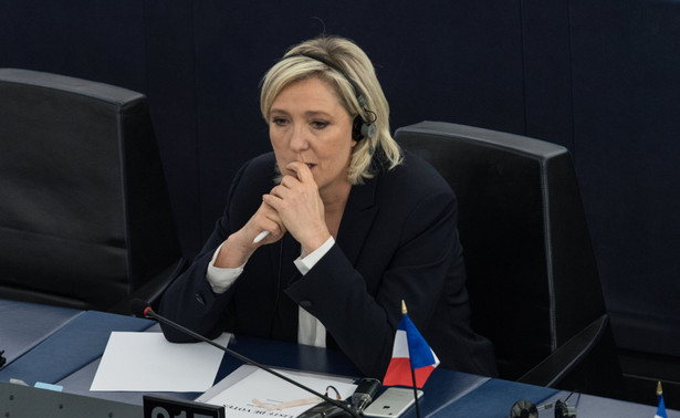 "Rzeczpospolita" napisała w poniedziałek, że Le Pen zapowiedziała, że w razie wygranej w majowych wyborach prezydenckich we Francji podejmie "współpracę z Kaczyńskim w demontażu Unii"