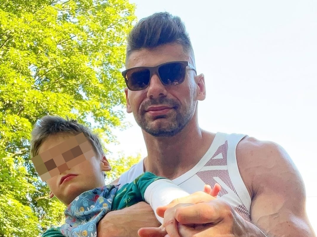 Slovenský hokejista Juraj Valach so synčekom. 