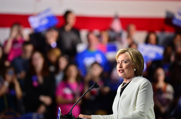 Jego wybór świadczy o tym, że Hillary Clinton zabiega bardziej o centrowych wyborców niż o tych, którzy w prawyborach głosowali na Berniego Sandersa. A także o tym, że była pierwsza dama jest przekonana o swoim zwycięstwie w listopadowych wyborach.