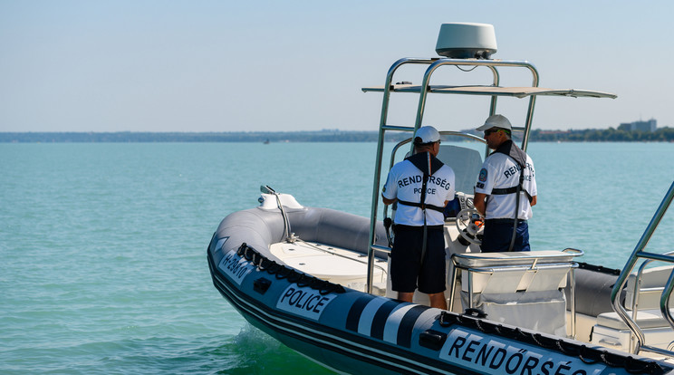 A vihar miatt rekordszámban kellett embereket kimenteni a Balatonból a rendőrség munkatársainak. / Fotó: MTI/Vasvári Tamás