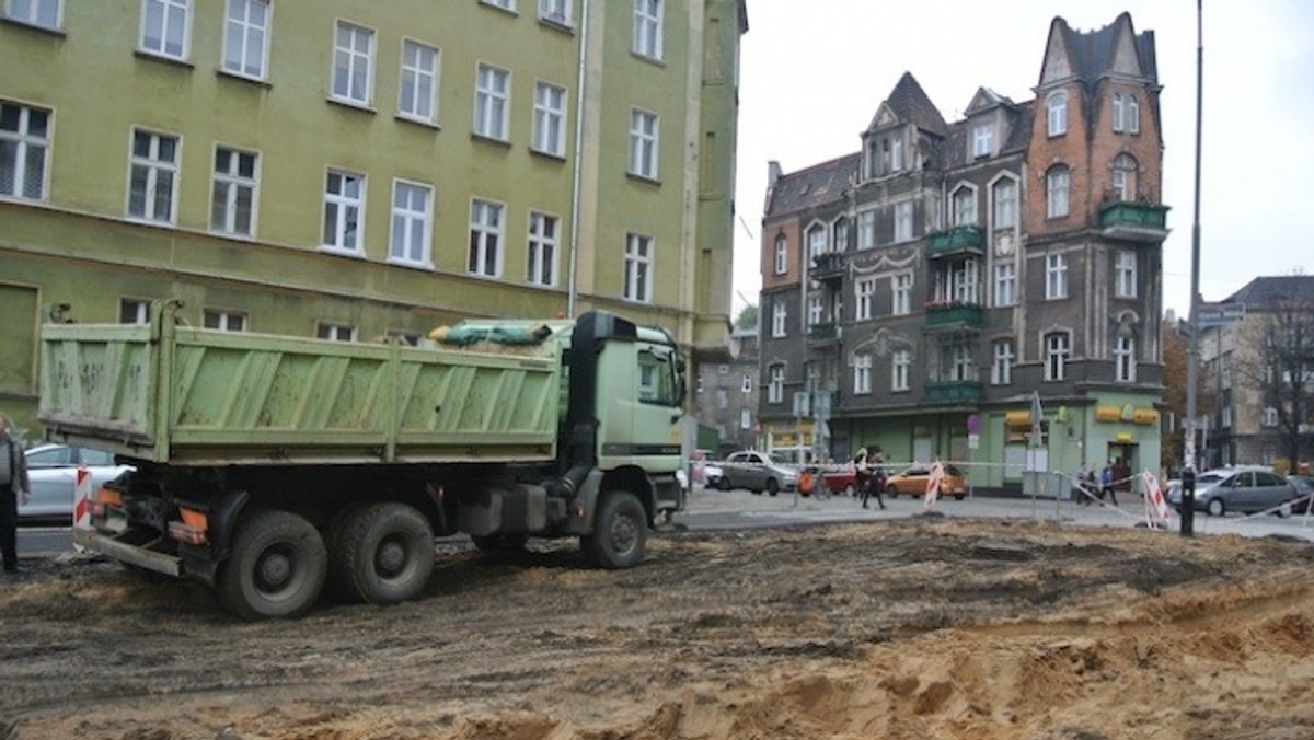 Kilka miesięcy temu powstał projekt, jednak dopiero kilka dni temu rozpoczęły się prace w terenie na przyszłym skwerze u zbiegu ulic Dolna, Chwiałkowskiego i Górna Wilda. Ten niewielki kawałek Wildy doczekał się wielkich zmian.