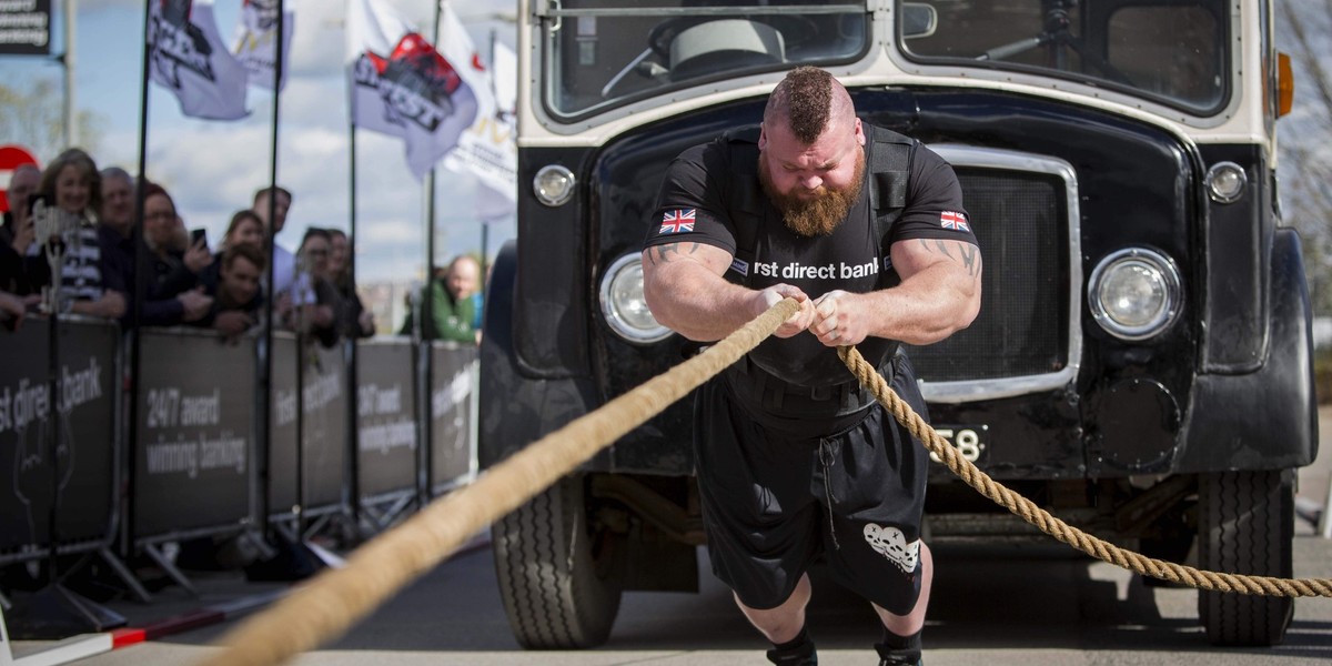 Trzeci najsilniejszy człowiek na świecie, Eddie Hall (zwany "Bestią"), ciągnie autobus