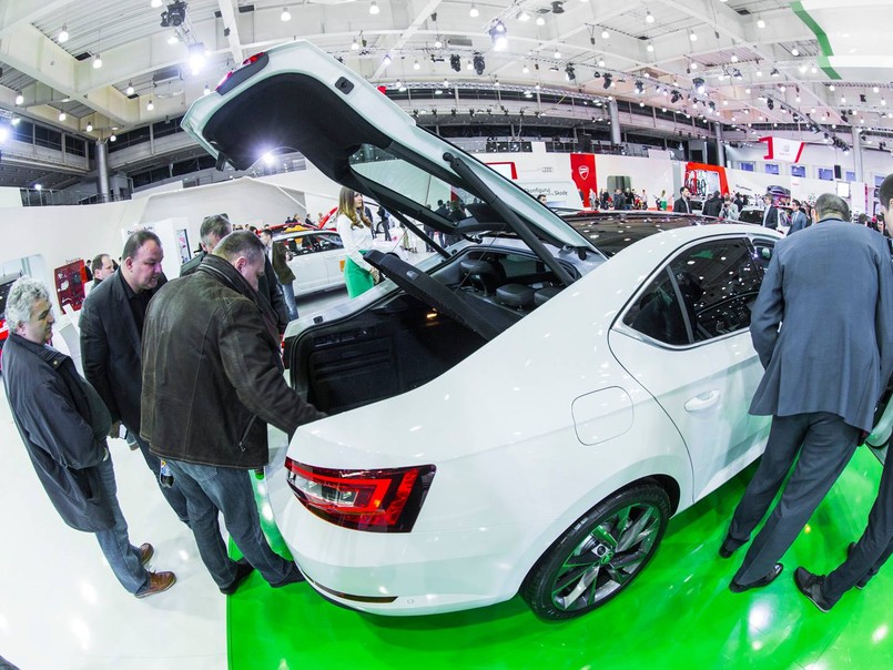 Nowa skoda superb to najważniejsza premiera czeskiej marki na największych targach motoryzacyjnych w Polsce - Poznań Motor Show. Jak widać na zdjęciach najnowsza limuzyna przyciągnęła do siebie tłumy. Przy okazji debiutu na polskim rynku producent ogłosił cennik...