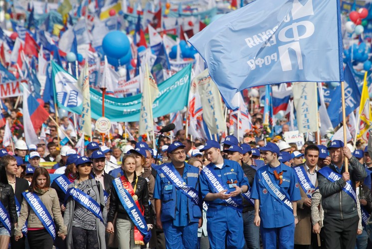 Tłumy Rosjan na pochodzie