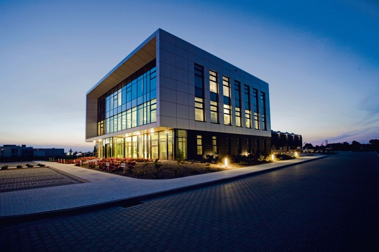 Dobór oświetlenia zewnętrznego nie powoduje „zanieczyszczenia światłem”, czyli zmniejsza możliwość pojawienia się łuny nocnej (odpowiednie natężenie i kierunek padania światła nie zakłócają życia sąsiadów ani dzikich zwierząt)<br>
W budynku zastosowano automatyczną regulację sztucznego oświetlenia uzależnioną od ilości naturalnego światła i ruchu osób przebywających w danym pomieszczeniu